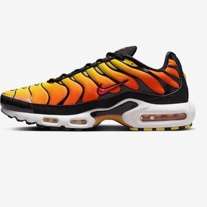 Nike Men's Vibrant Black and Orange Sneakers